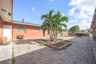 Oakland Park Apartments in Fort Lauderdale, FL - Building Photo - Building Photo