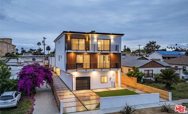 property at 1525 S Carmelina Ave