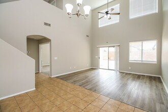 3369 W Yellow Peak Dr in Queen Creek, AZ - Foto de edificio - Building Photo