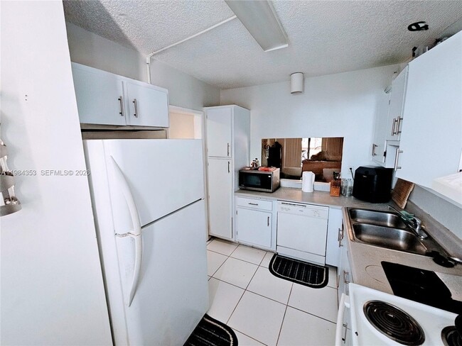 8429 Forest Hills Dr in Coral Springs, FL - Foto de edificio - Building Photo