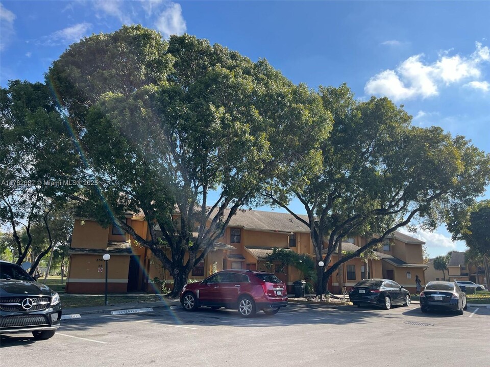 2501 NW 56th Ave in Lauderhill, FL - Foto de edificio