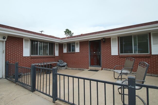 2565 Willow Ln in Lakewood, CO - Building Photo - Building Photo