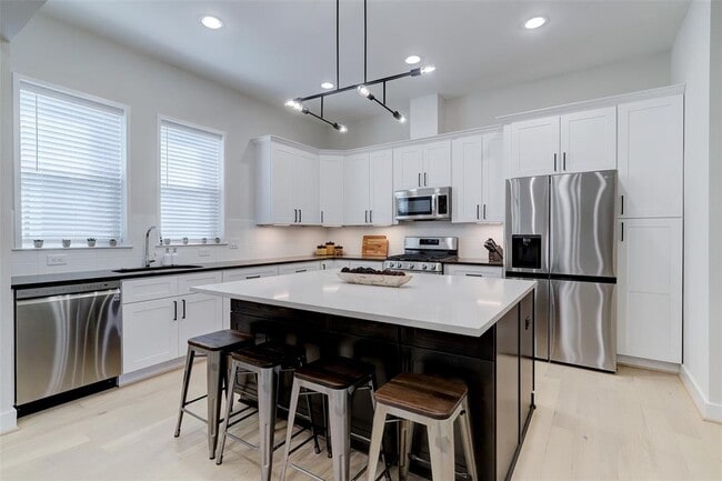 2206 Lou Ellen Ln