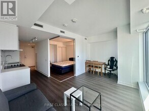 8 Wellesley St W in Toronto, ON - Building Photo - Building Photo