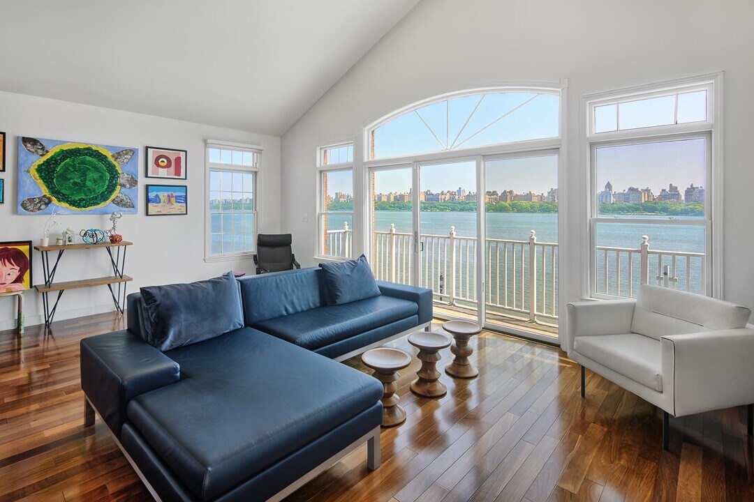 11 Lydia Dr in Guttenberg, NJ - Building Photo