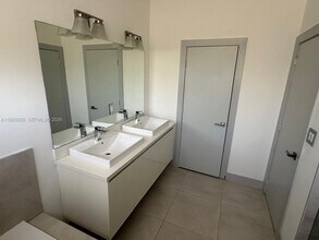 7220 NW 103rd Path in Doral, FL - Building Photo - Building Photo