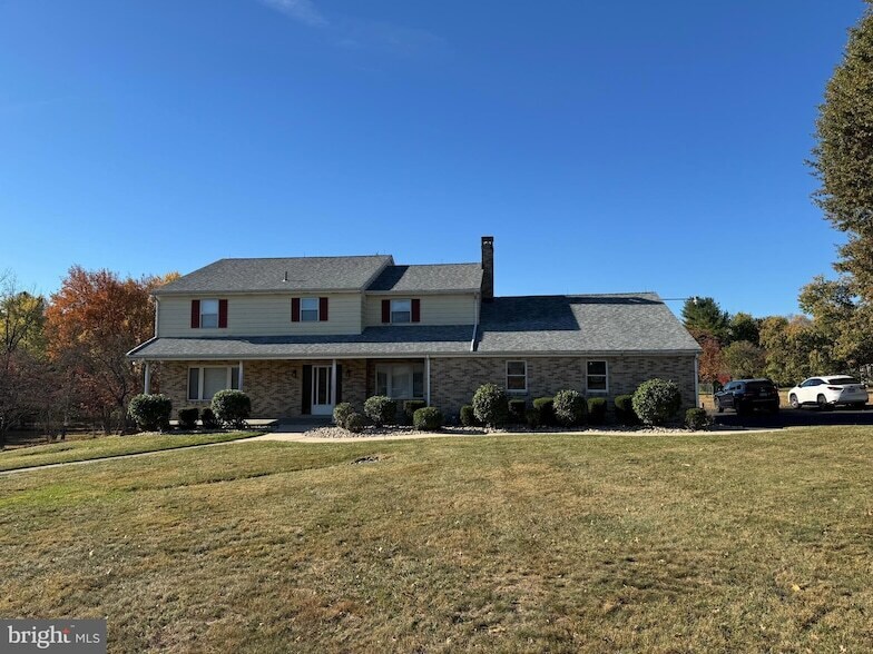 1305 Hawthorne Ln in Fort Washington, PA - Building Photo