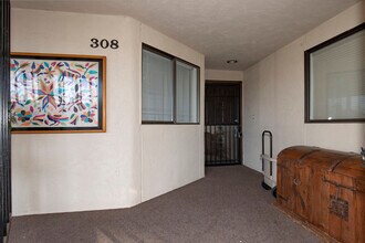 16929 Inglewood Rd NE in Kenmore, WA - Foto de edificio - Building Photo