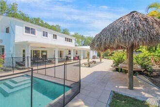 6900 SW 104th St in Pinecrest, FL - Building Photo - Building Photo