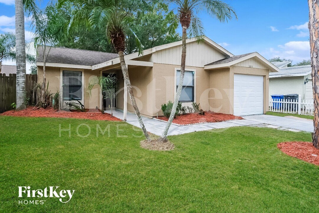 12213 Hidden Brook Dr in Tampa, FL - Foto de edificio