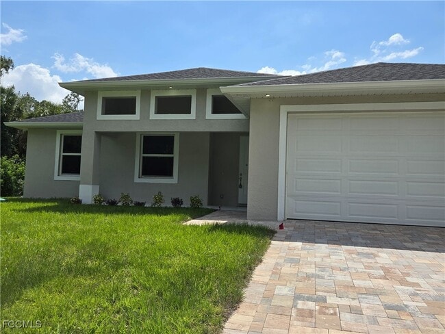 224 Victoria Ave S in Lehigh Acres, FL - Building Photo - Building Photo