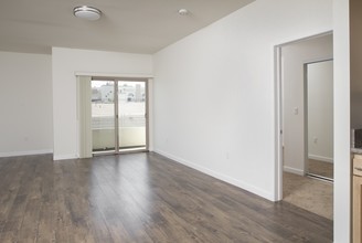 6816 Independence Ave in Canoga Park, CA - Building Photo - Interior Photo