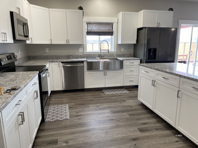 1555 W Creekside Dr in Kanab, UT - Building Photo - Building Photo