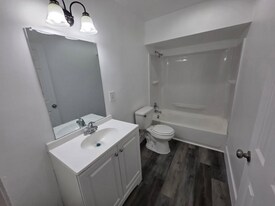 2708 Broadway, Unit Apt 4 in Ft. Myers, FL - Building Photo