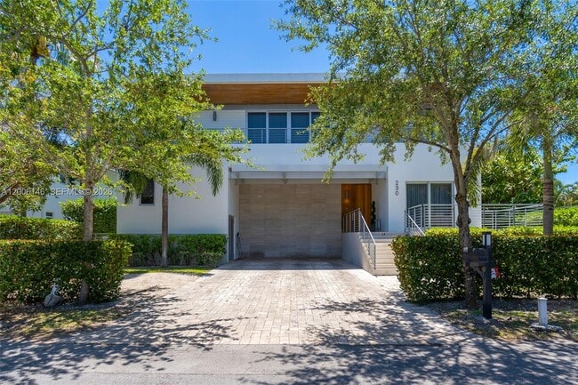 230 W McIntyre St in Key Biscayne, FL - Building Photo - Building Photo
