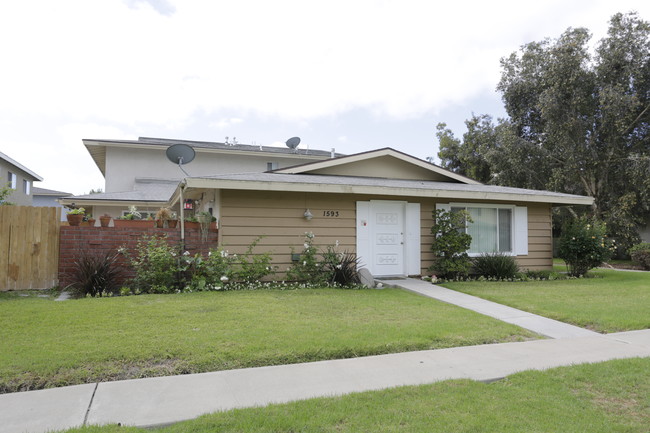 1593 Coriander Dr in Costa Mesa, CA - Foto de edificio - Building Photo