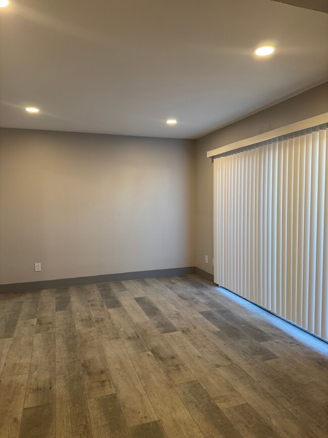 7445 Laurelgrove Ave in North Hollywood, CA - Foto de edificio - Building Photo