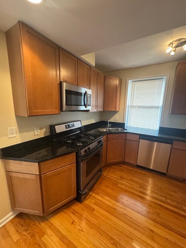 property at 2553 W Ardmore Ave