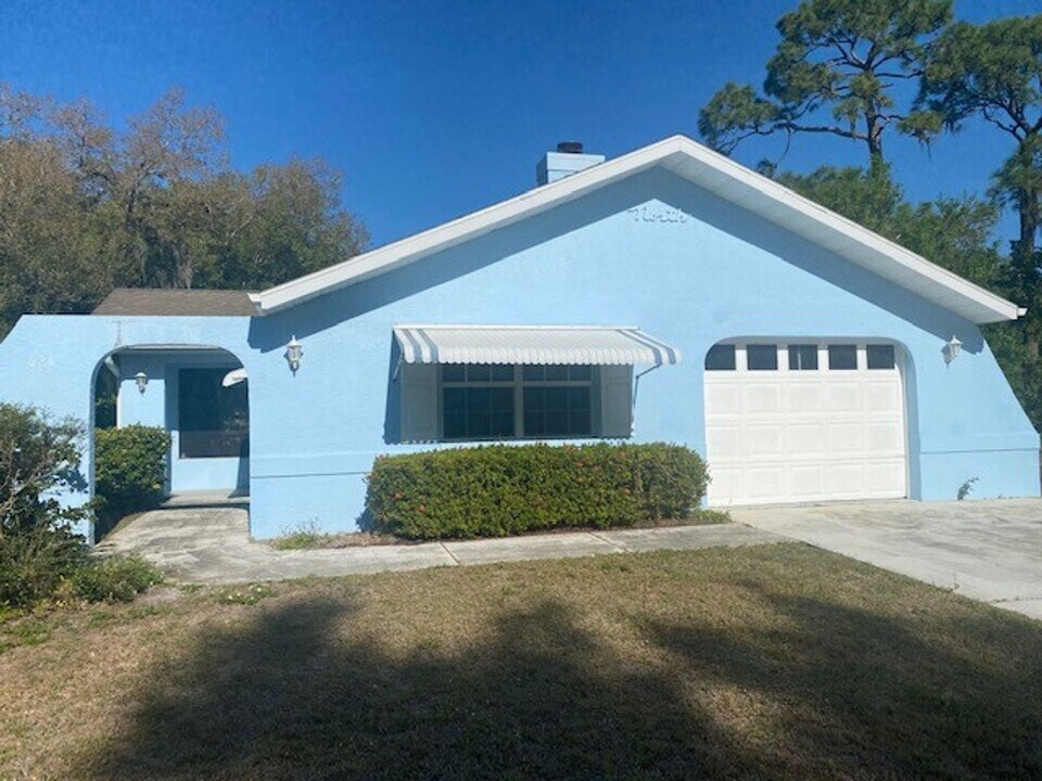 624 Kellstadt St in Port Charlotte, FL - Building Photo