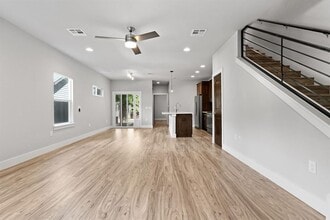 1125 Walton Ln in Austin, TX - Building Photo - Building Photo