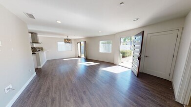22707 Leonora Dr in Los Angeles, CA - Building Photo - Building Photo