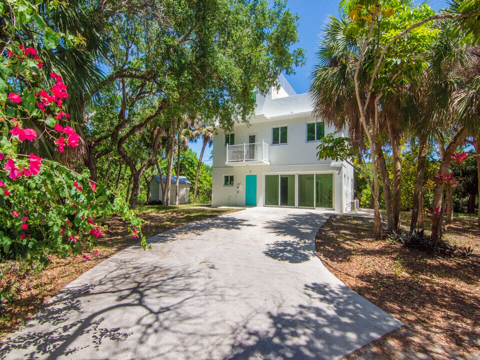 9445 Jimmy Buffett Mem Hwy in Vero Beach, FL - Building Photo