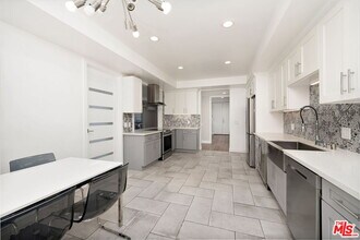 5974 Buckingham Pkwy in Culver City, CA - Foto de edificio - Building Photo