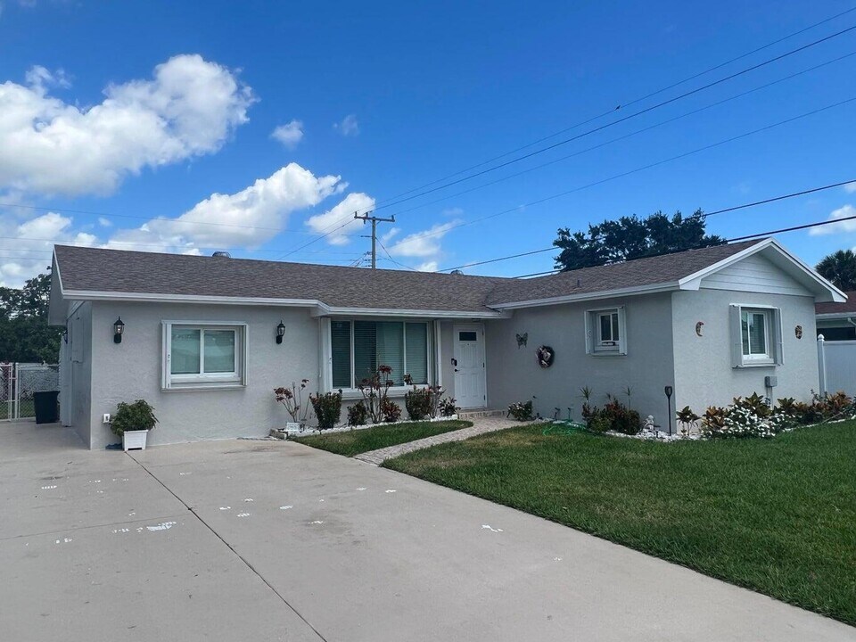 343 Balsam St in Palm Beach Gardens, FL - Building Photo