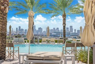 450 Alton Rd, Unit 2704 in Miami Beach, FL - Building Photo