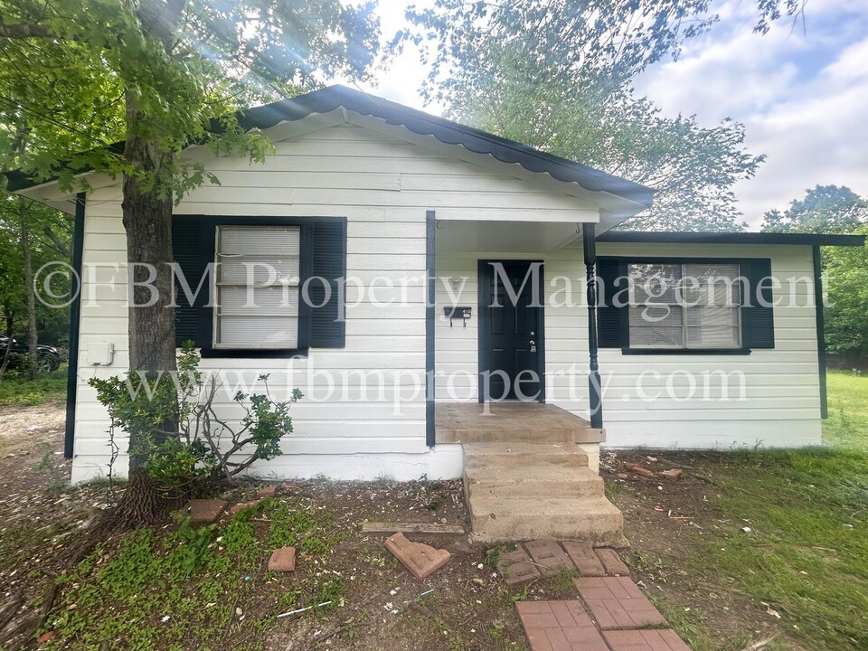 410 N Flat St in Waxahachie, TX - Foto de edificio