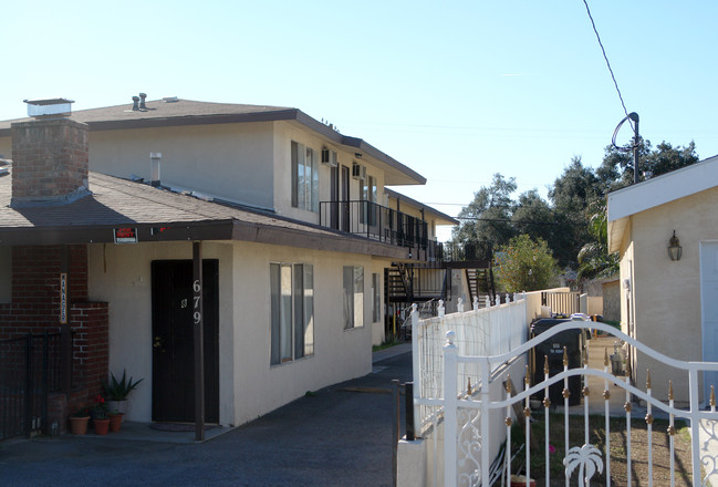 679 W 21st St in San Bernardino, CA - Foto de edificio - Building Photo