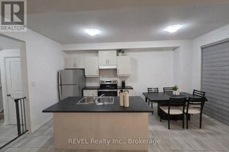 7441 Baycrest Cmn in Niagara Falls, ON - Foto de edificio - Building Photo