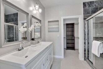 651 BERNAL AVE, Unit room 2 in Sunnyvale, CA - Foto de edificio - Building Photo