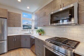 2218 NW 64th St in Seattle, WA - Foto de edificio - Building Photo