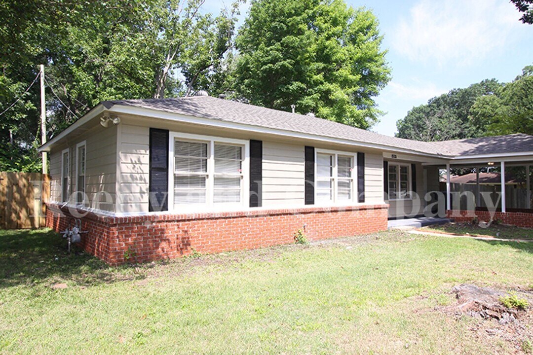 1555 S Perkins Rd in Memphis, TN - Building Photo