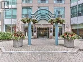 942 Yonge St in Toronto, ON - Building Photo - Building Photo