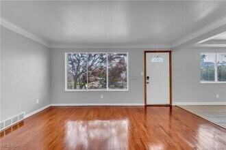10725 Vernon Ave in Garfield Heights, OH - Building Photo - Building Photo