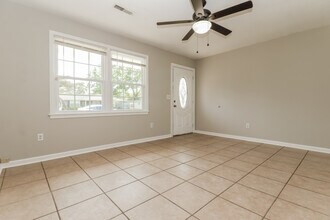 4414 Farmwood St in Ladson, SC - Foto de edificio - Building Photo