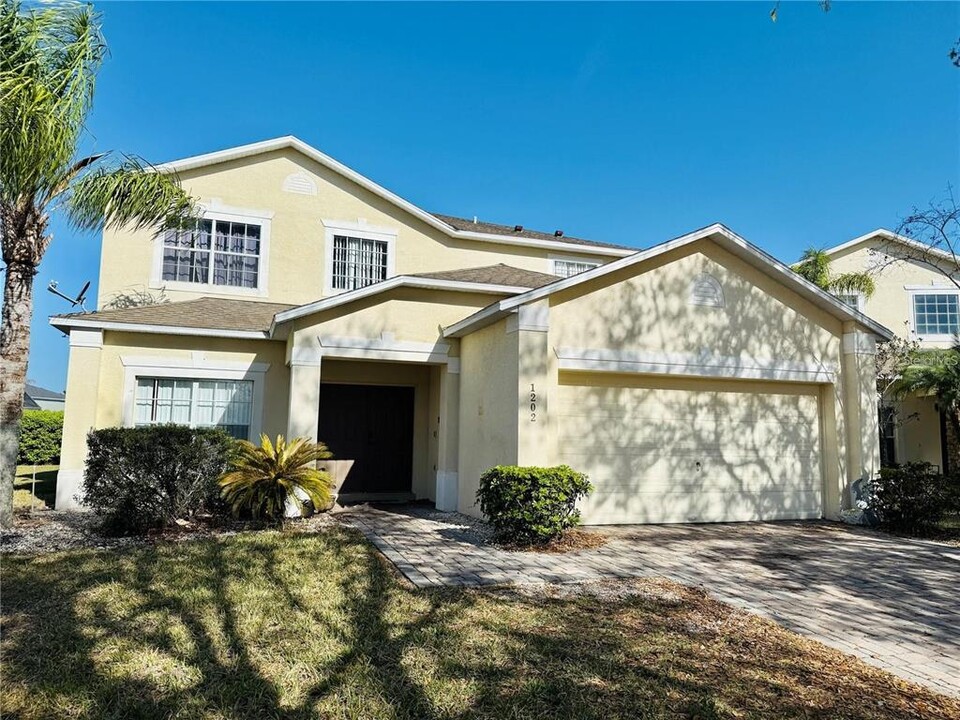 1202 Cumbrian Lakes Ct in Kissimmee, FL - Building Photo