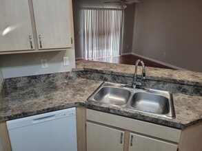 814 Crest Pines Dr, Unit 921 in Orlando, FL - Foto de edificio - Building Photo