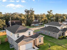 412 Magnolia Ln in Richwood, TX - Building Photo