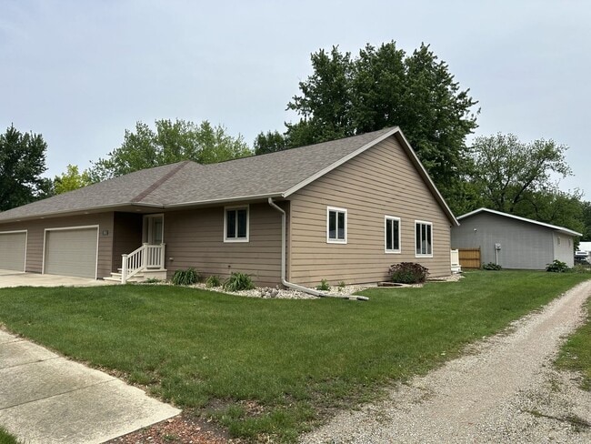 208 Franklin St in Sanborn, IA - Building Photo - Building Photo