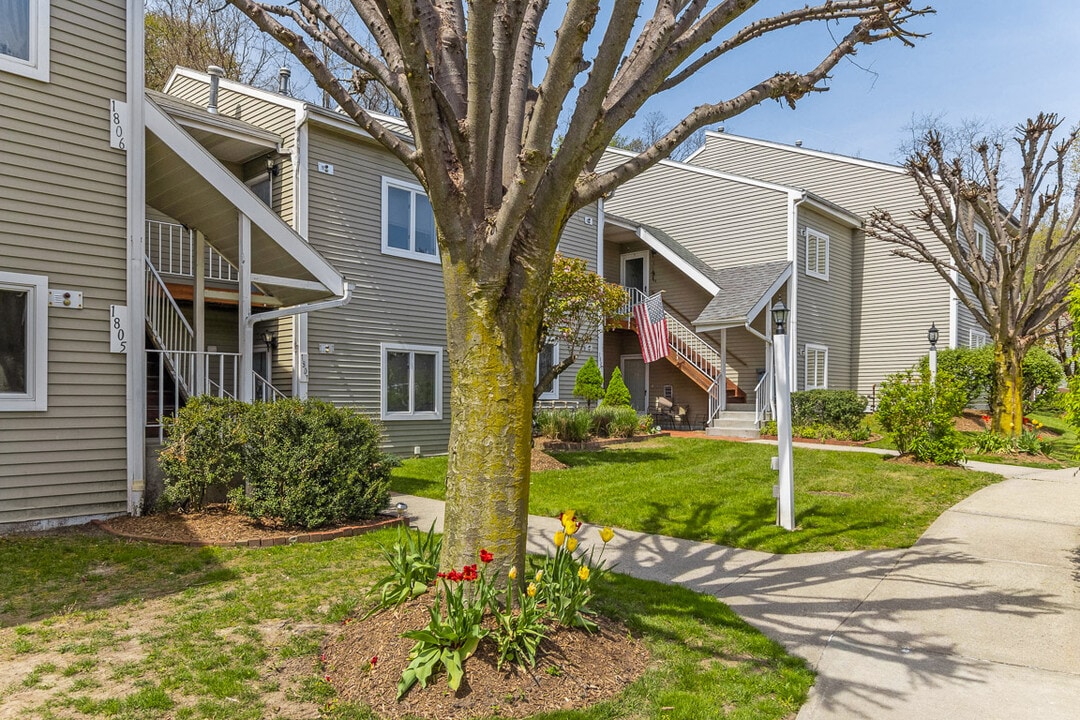Bedford Lake Apartments in Bedford Hills, NY - Foto de edificio