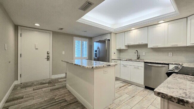 2244 Winkler Ave-Unit -103 in Ft. Myers, FL - Foto de edificio - Building Photo