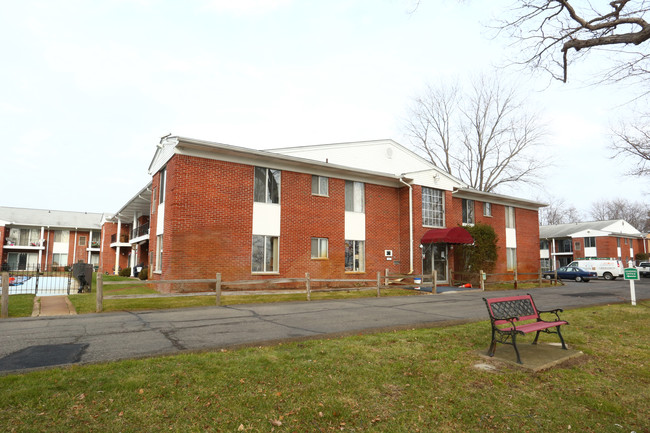 Water's Edge Apartments in Van Buren Twp, MI - Building Photo - Building Photo