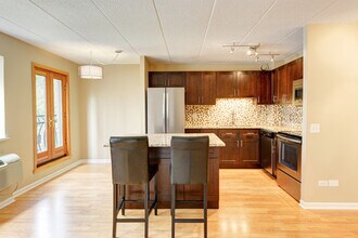 711 W Gordon Ter, Unit 311 in Chicago, IL - Foto de edificio - Building Photo