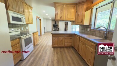 1357 E Milne Ln in Midvale, UT - Foto de edificio - Building Photo