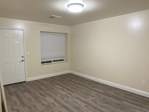 725 Greenwood Meadow Ln, Unit Unit 1 in Bakersfield, CA - Foto de edificio - Building Photo