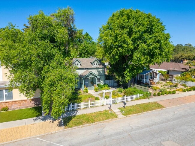 1529 Oak St in Paso Robles, CA - Building Photo - Building Photo