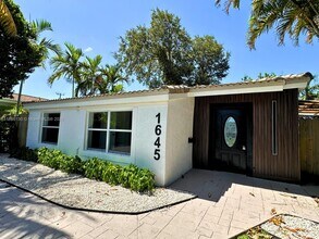 1645 NE 175th St in North Miami Beach, FL - Building Photo - Building Photo